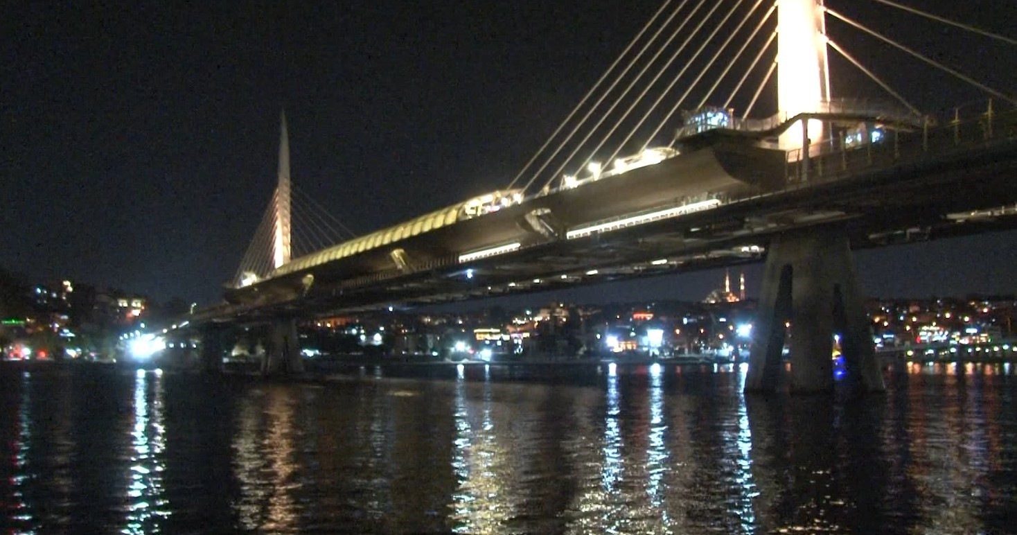 Haliç’te köprüden düşen şahıs için arama çalışmaları başlatıldı