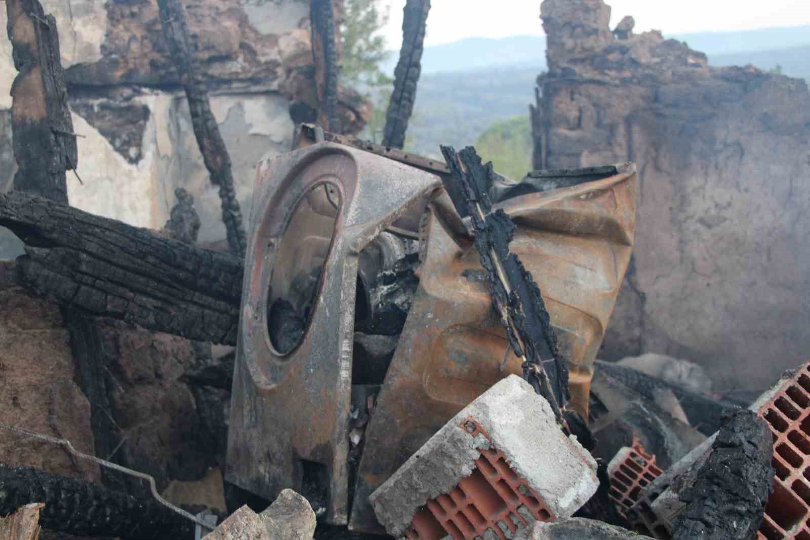 Boşaltıldıktan sonra alevlere teslim olan köy böyle görüntülendi

