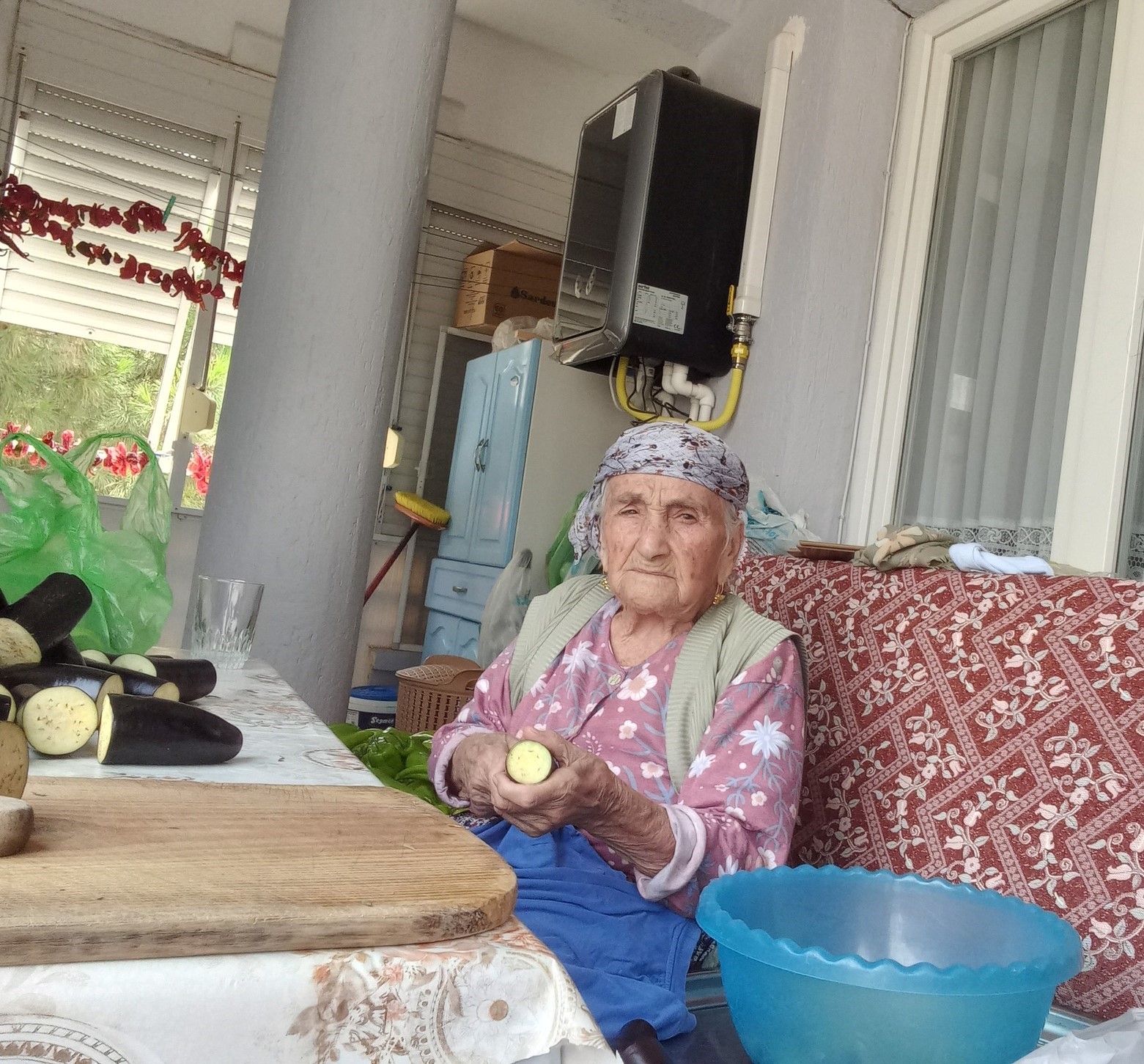 96 yaşında, azmiyle gençlere taş çıkartıyor