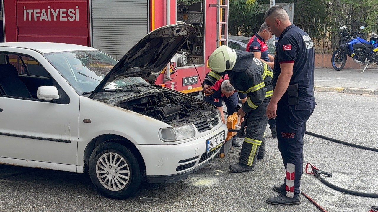 Erzincan&rsquo;da seyir halindeki ara&ccedil; yandı
