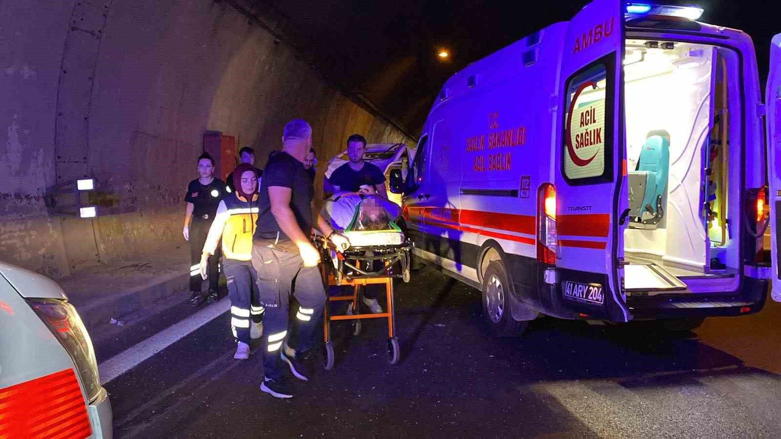 TEM Otoyolu’nda 7 araç kazaya karıştı: 5 yaralı

