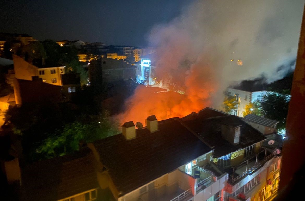 Tavşanlı’da kuaför dükkanında yangın