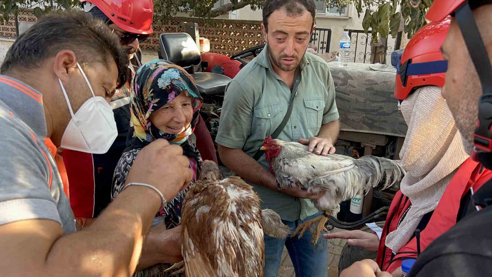 Sa&ccedil;aklı k&ouml;y&uuml;nde evi ve damı yanan kadının dumandan etkilenen tavuklarının yardımına ekipler ve g&ouml;n&uuml;ll&uuml;ler koştu
