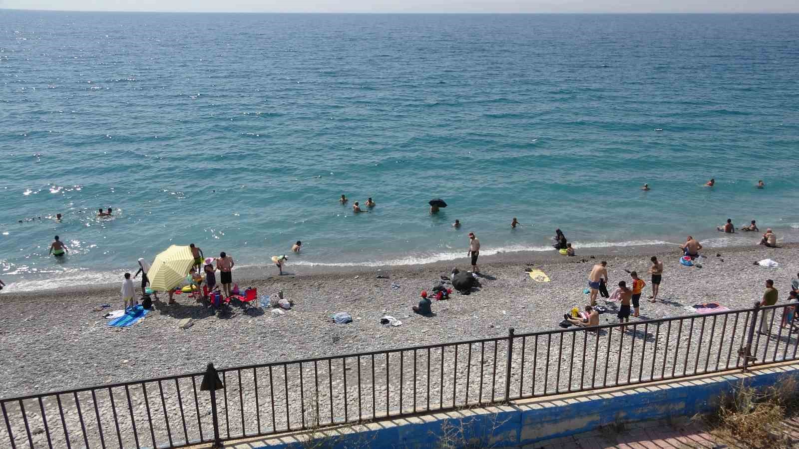 Van G&ouml;l&uuml; mavi bayraklı plajıyla tatilcilerin akınına uğradı
