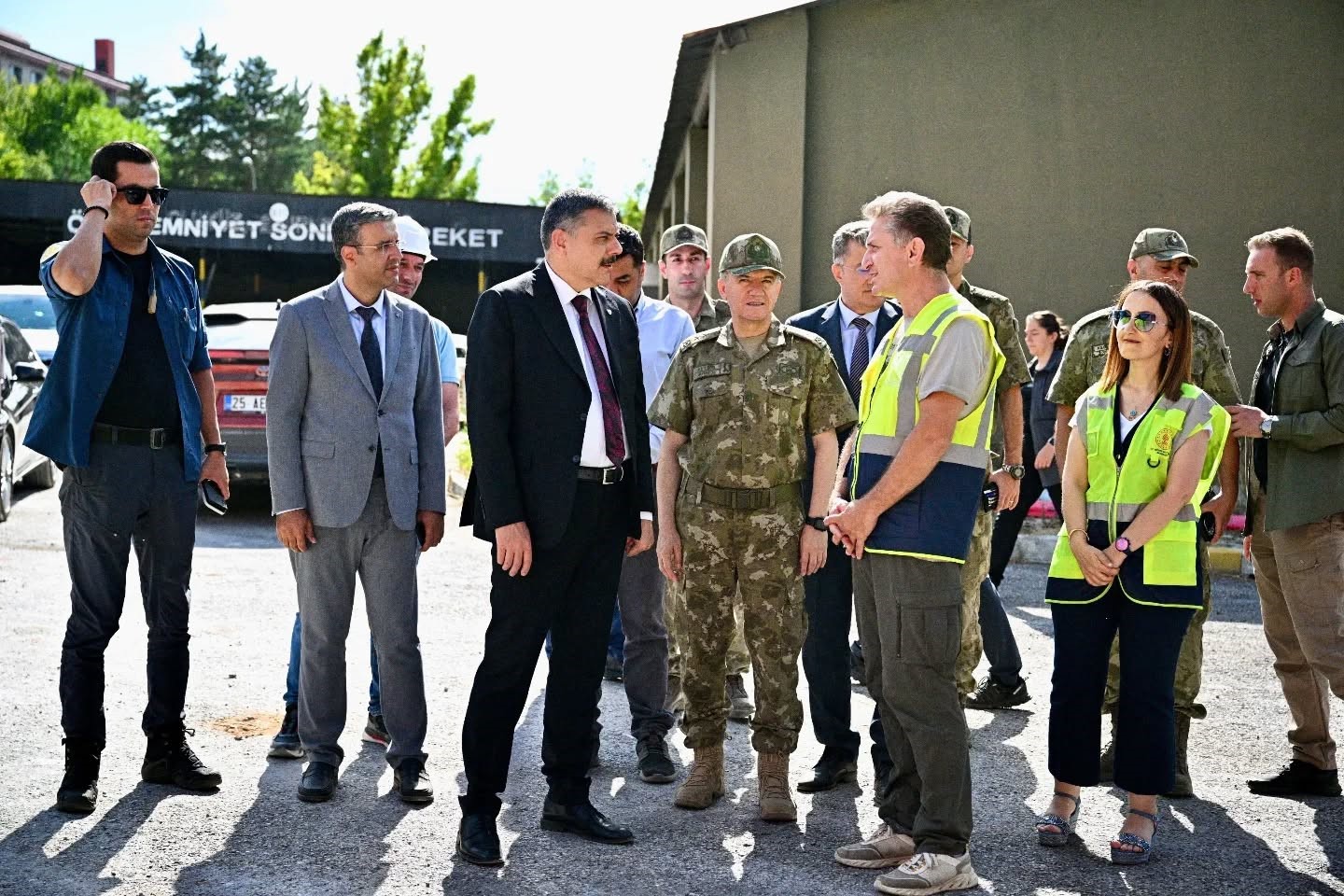 Askeri tesis inşaatlarını incelediler
