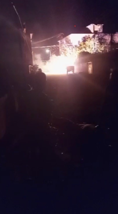 Elektrik tellerindeki patlamalar geceyi g&uuml;nd&uuml;ze &ccedil;evirdi
