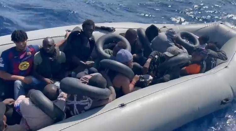 İzmir&rsquo;de karada ve denizde 23 g&ouml;&ccedil;men yakalandı

