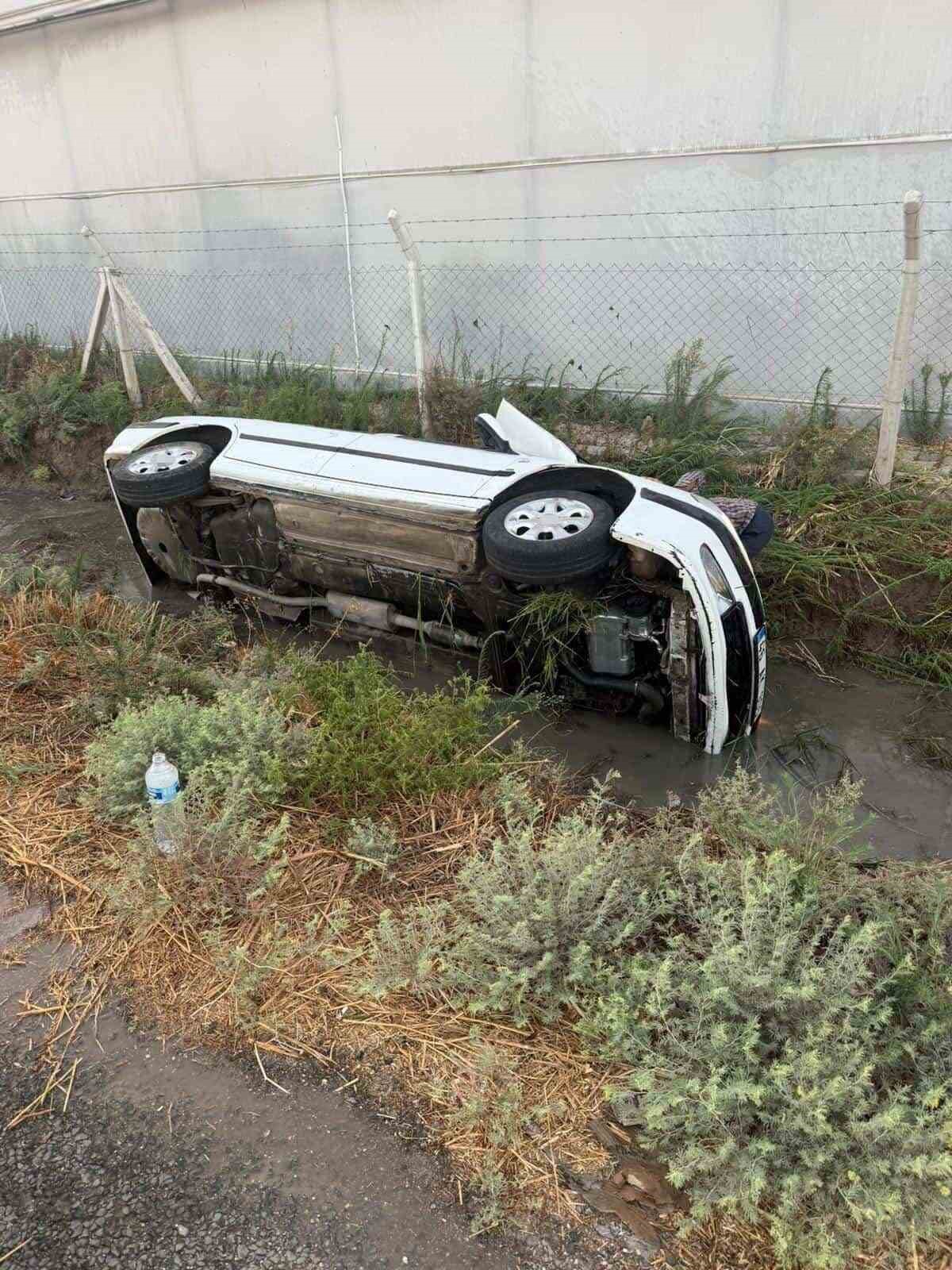 Otomobil sulama kanalına u&ccedil;tu
