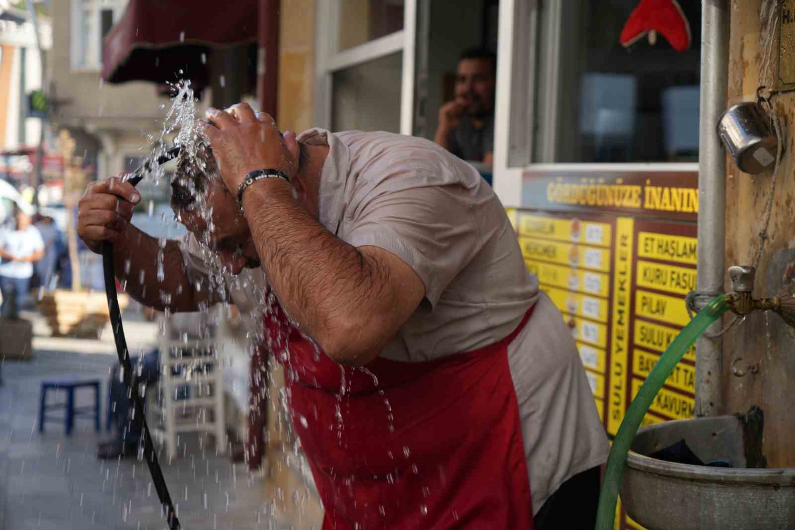 Ocak başından hortum başına: Bayburt’ta kavurucu sıcağa ‘hortumlu’ çözüm