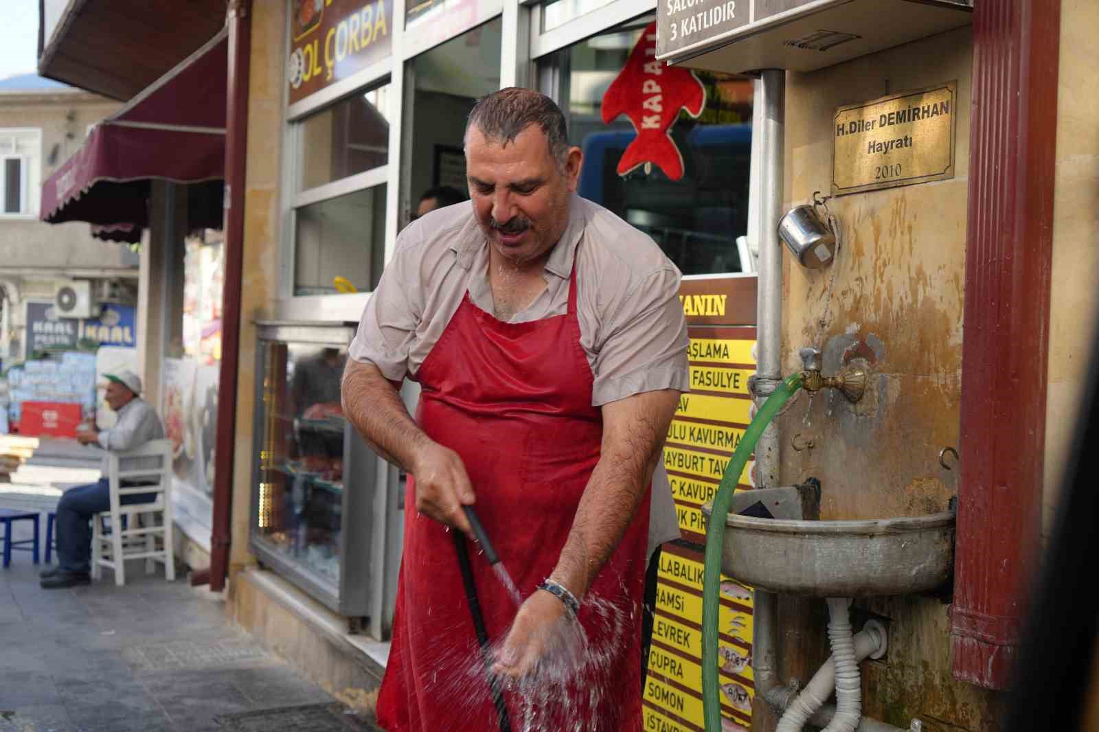 Ocak başından hortum başına: Bayburt&rsquo;ta kavurucu sıcağa &lsquo;hortumlu&rsquo; &ccedil;&ouml;z&uuml;m
