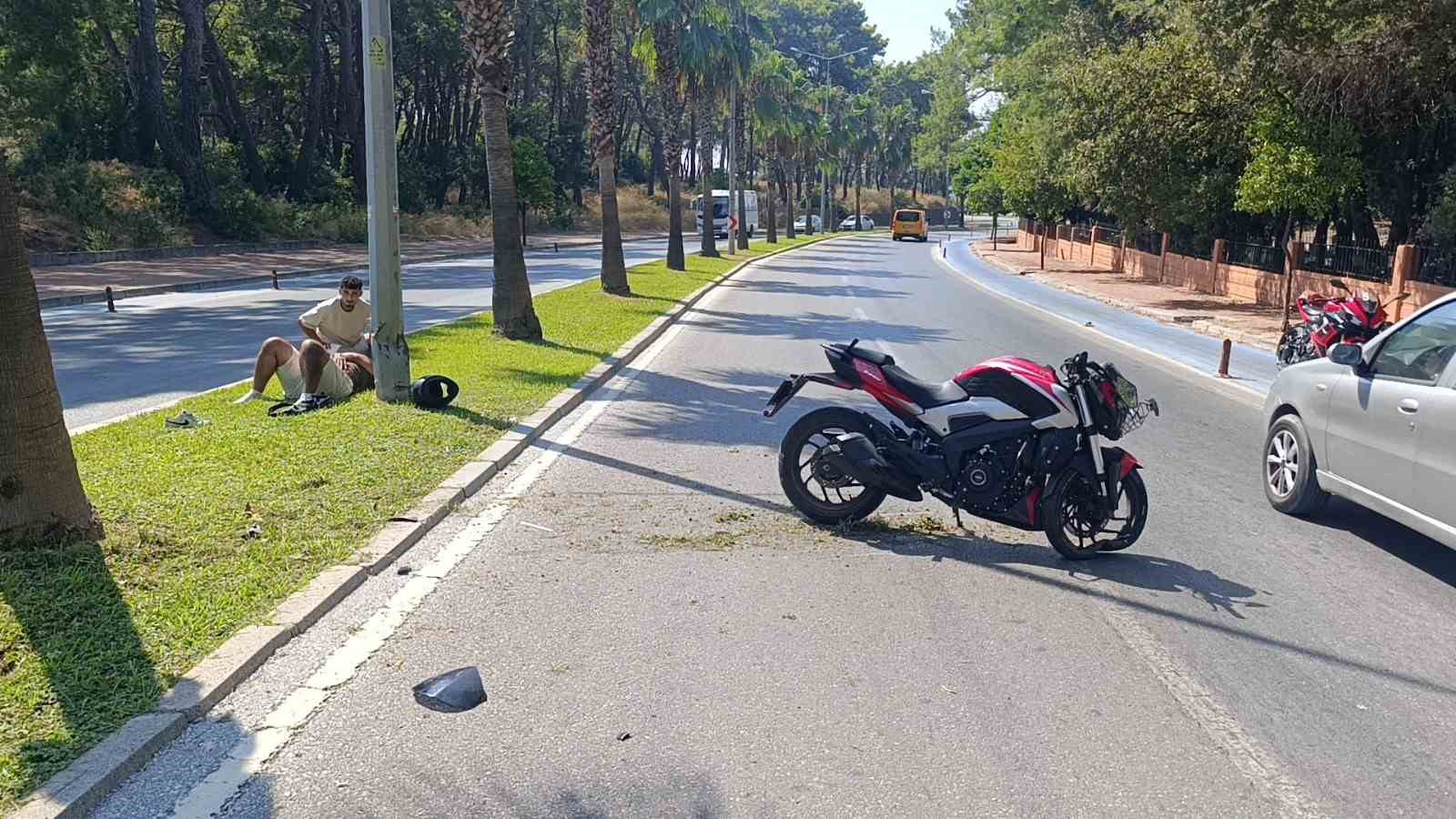 Motosiklet palmiye ağacına çarptı, sürücü yaralandı