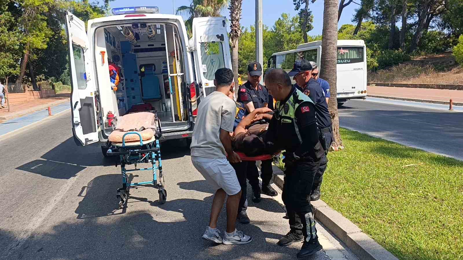 Motosiklet palmiye ağacına &ccedil;arptı, s&uuml;r&uuml;c&uuml; yaralandı
