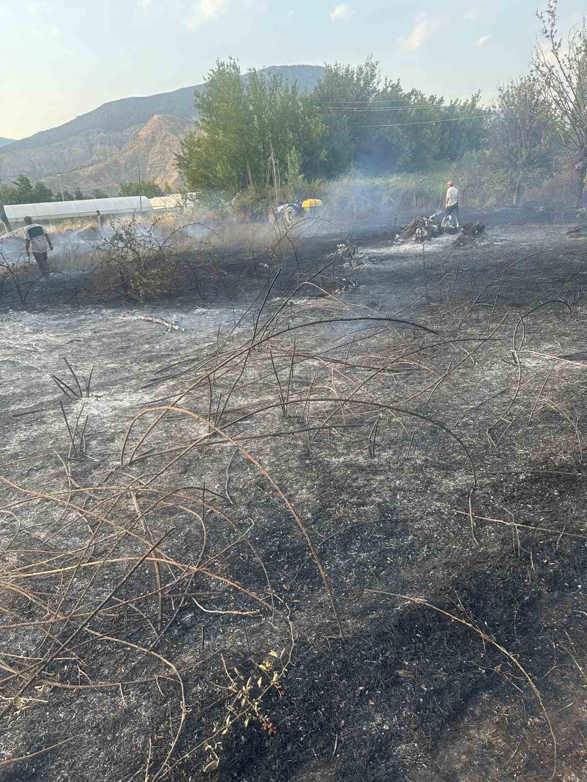 Anız yangınına itfaiye ekipleri m&uuml;dahale etti
