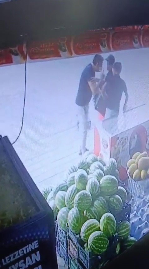 Sipariş verdiği marulu beğenmeyen müşteri, market çalışanı çocuğu darp etti

