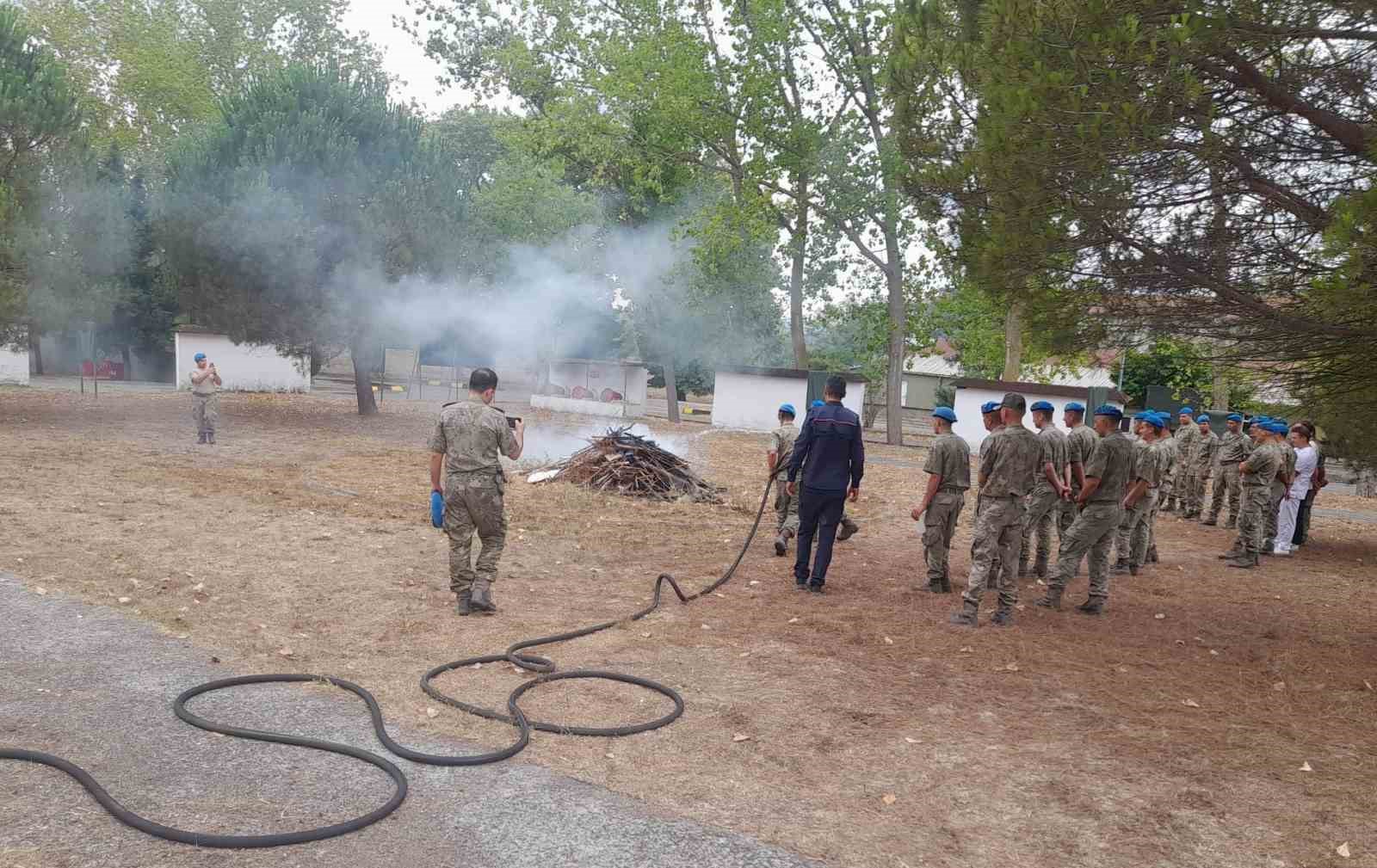Askeri personele yangın tatbikatı