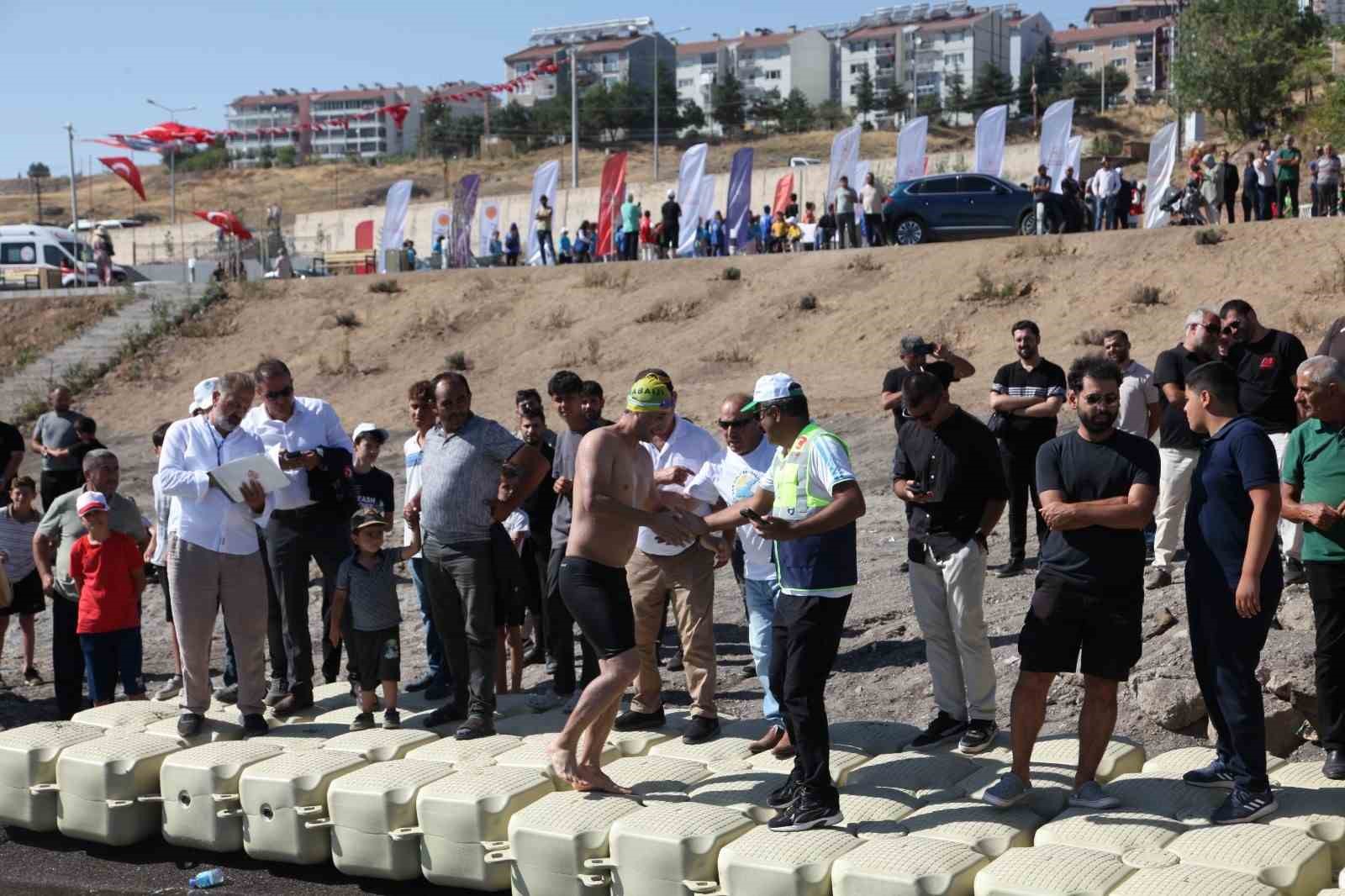 Merhum Vali Erol Karaömeroğlu anısına Van Gölü’nde yüzme maratonu
