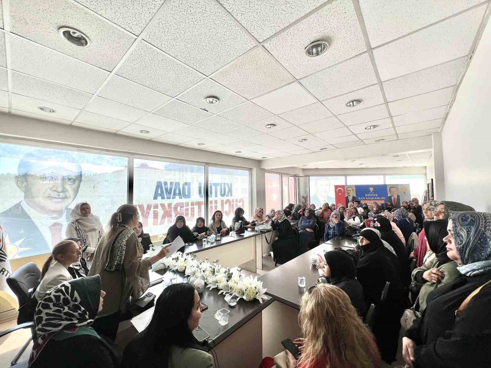 AK Parti Aziziye ilçe kadın kolları teşkilat toplantısı yapıldı