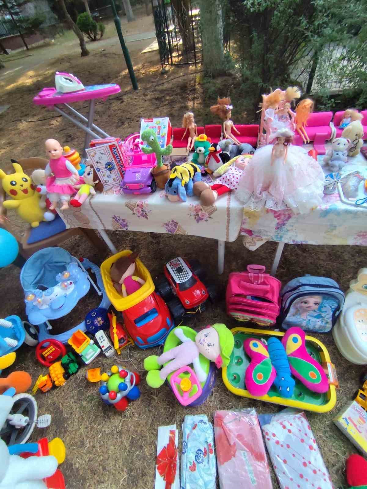 Hayırseverler çadır kentte kalan çocukları sevindirdi