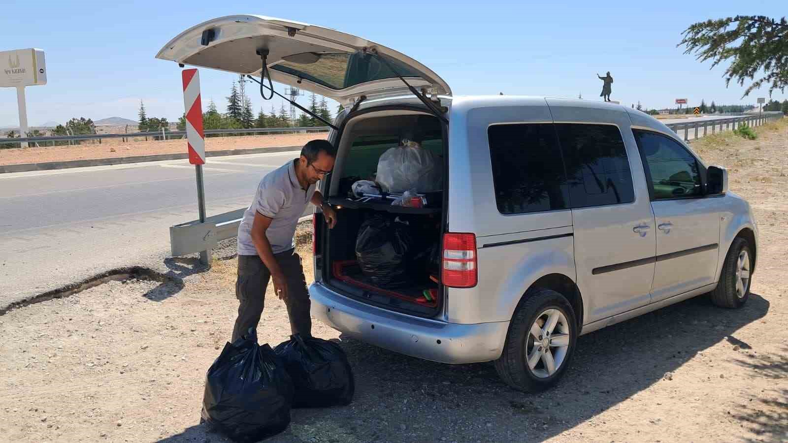 Kendini doğaya adayan akademisyen 6 yılda 10 bin poşet &ccedil;&ouml;p topladı
