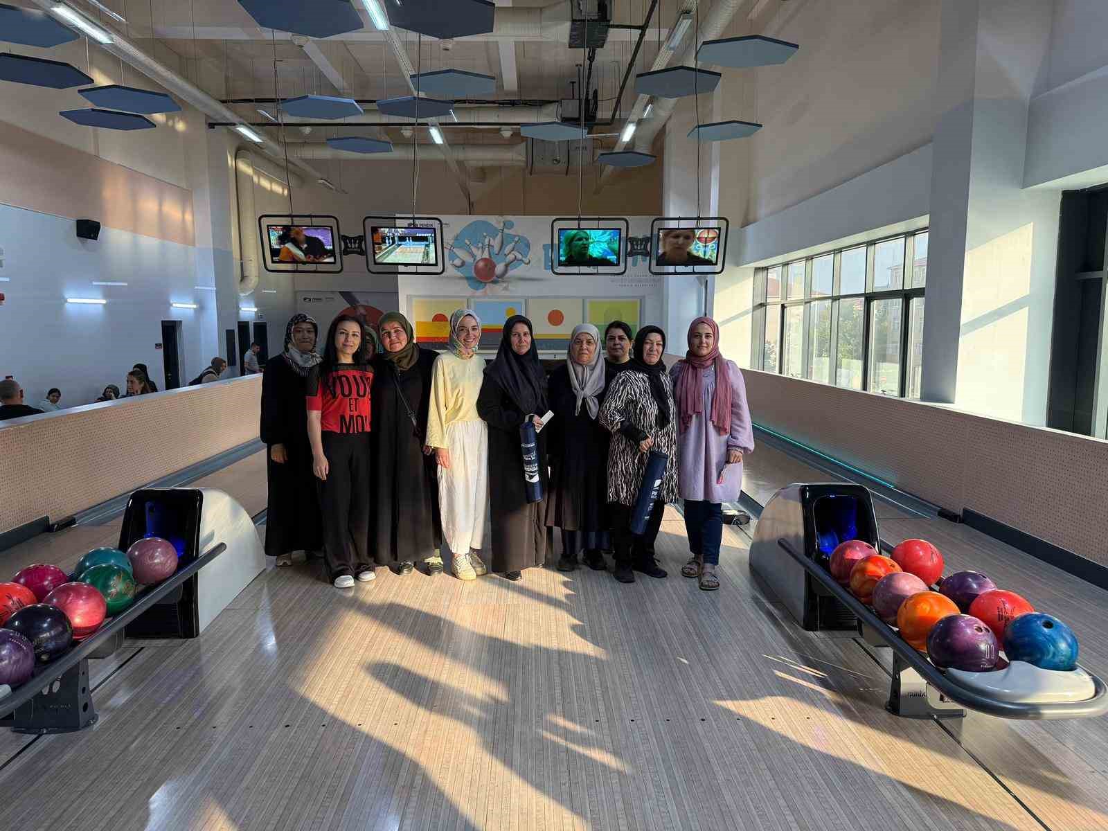 Pendik&rsquo;te "Gelin - Kaynana" bowling m&uuml;cadelesi renkli g&ouml;r&uuml;nt&uuml;lere sahne oldu
