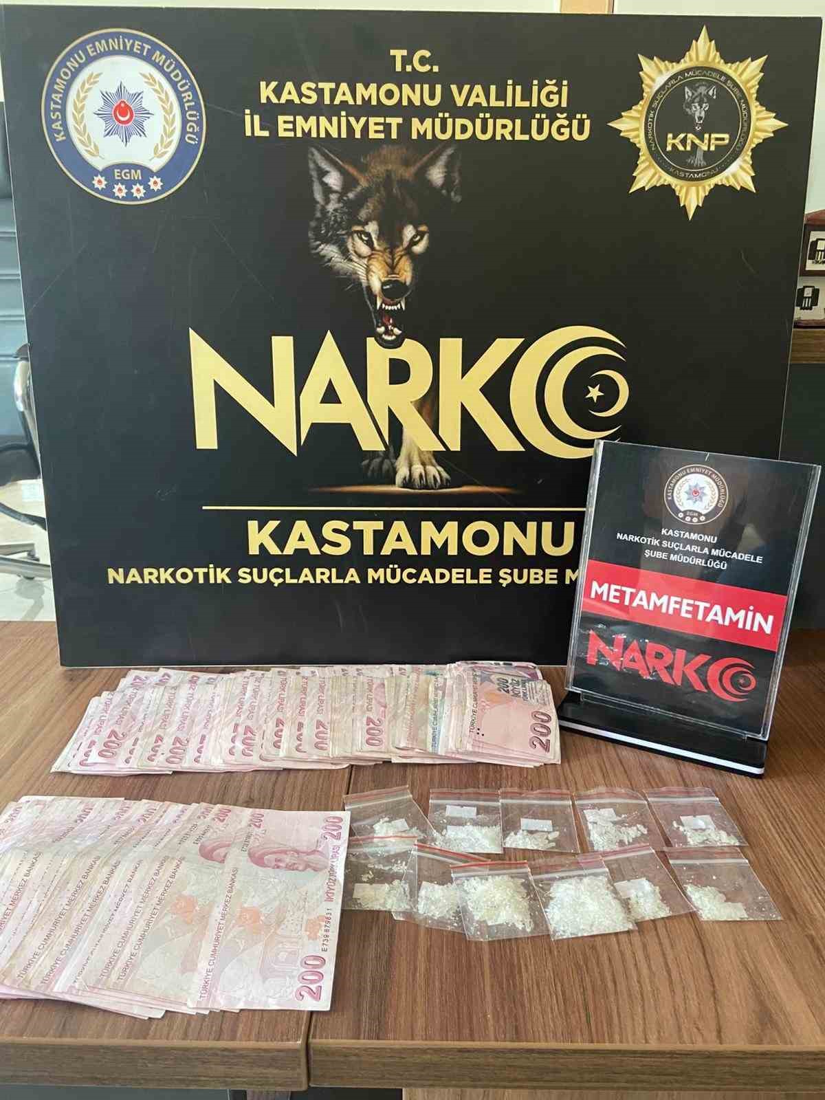 Trafik ekibinin durdurduğu motosikletteki şahısların &uuml;zerinden uyuşturucu &ccedil;ıktı: 2 tutuklama
