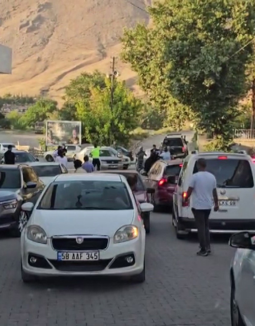 Sivas&rsquo;ta bor&ccedil; meselesi y&uuml;z&uuml;nden taraflar birbirine girdi
