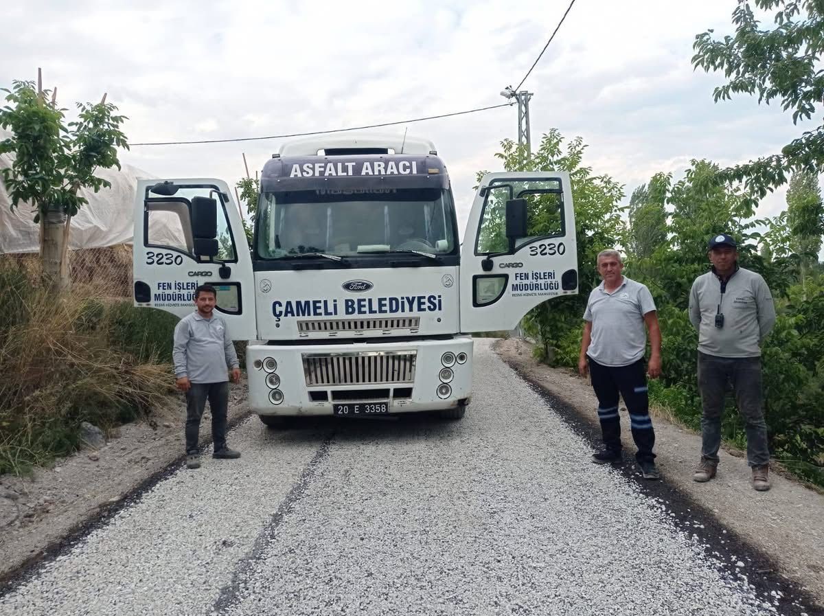&Ccedil;ameli Belediyesi kendi imkanlarıyla kırsal mahalleleri asfaltla buluşturuyor
