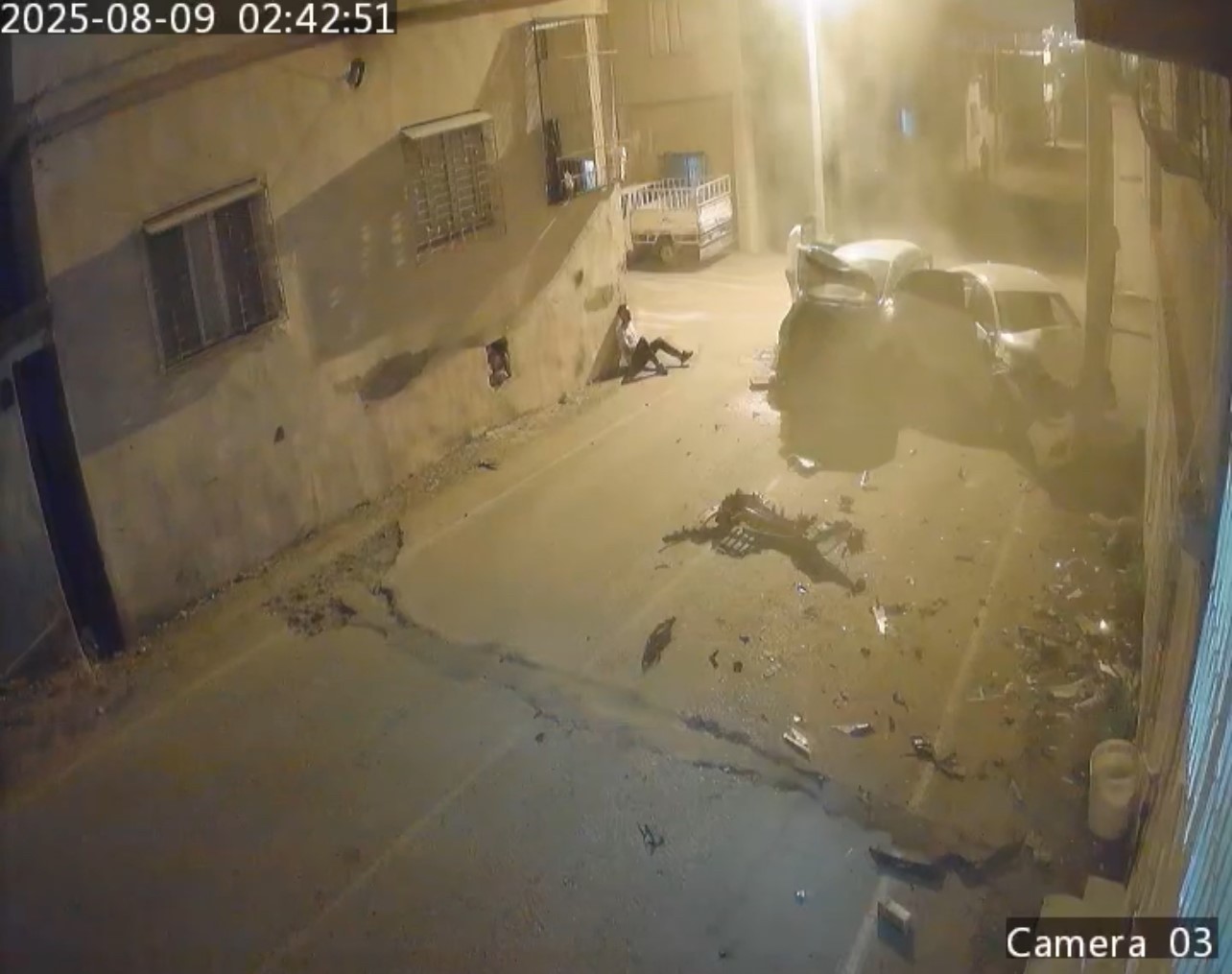 Kontrols&uuml;z giriş yaptıkları sokak kesişimde kafa kafaya &ccedil;arpıştılar
