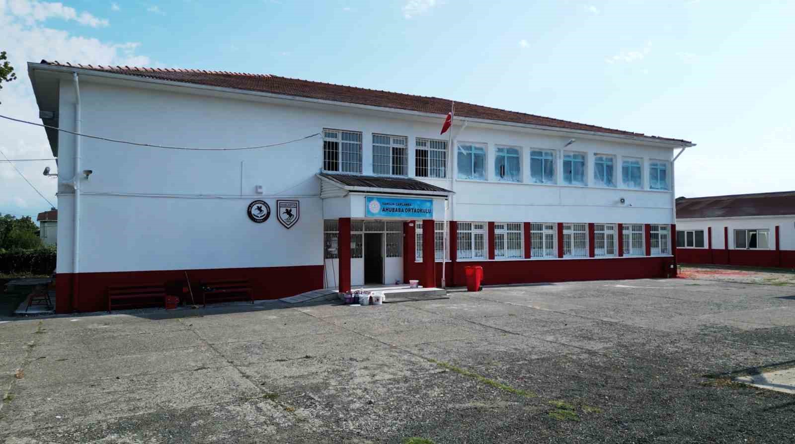 Taraftarlar okulu kırmızı-beyaza boyadı
