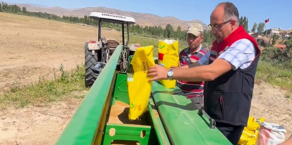 Aslandede k&ouml;y&uuml;nde 158 dekar alanda suni mera oluşturuldu
