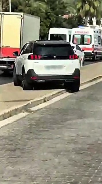 Kasksız ve akrobatik hareketler yapan motosiklet s&uuml;r&uuml;c&uuml;s&uuml;ne ceza yağdı
