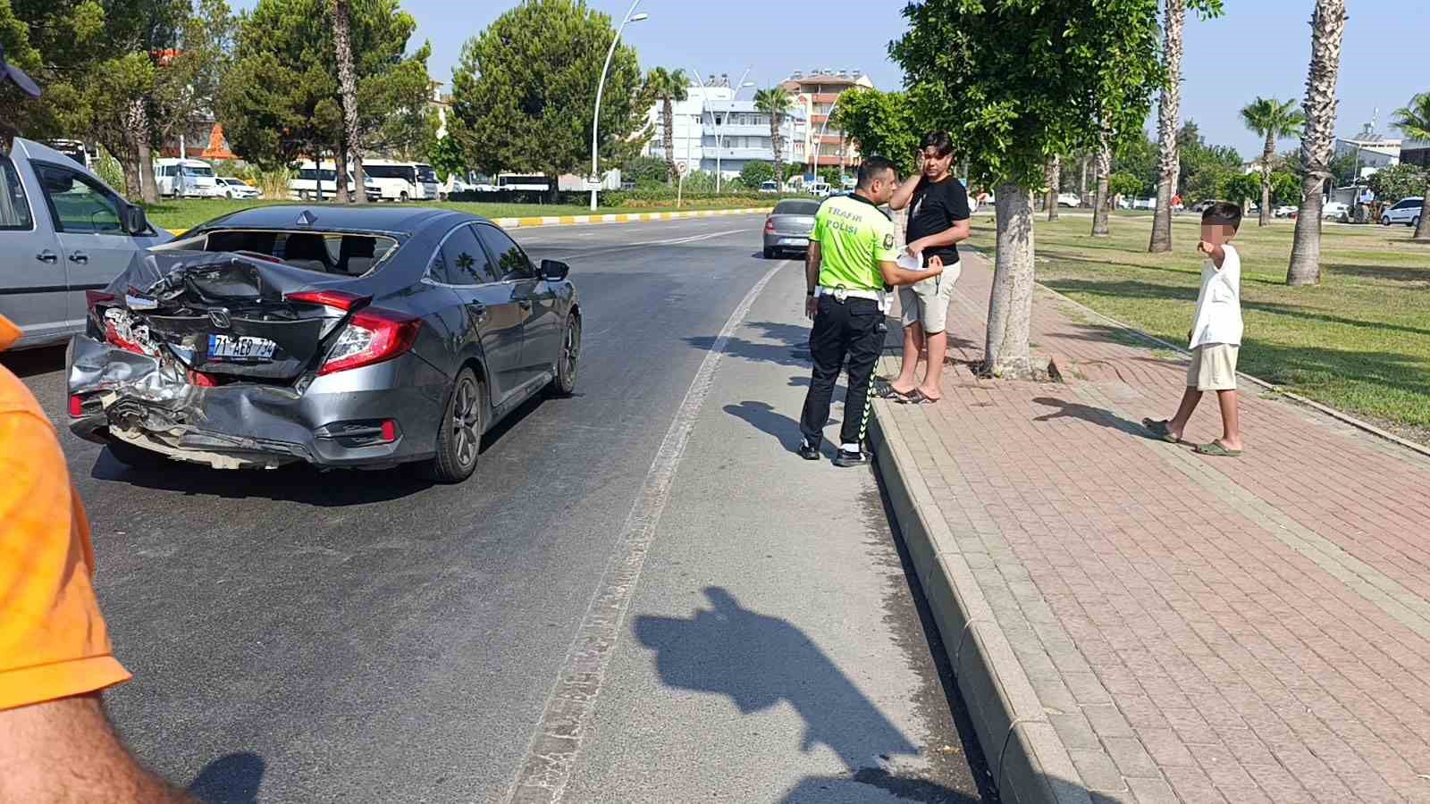 Kazada babasının otomobilinin halini g&ouml;ren k&uuml;&ccedil;&uuml;k &ccedil;ocuk g&ouml;zyaşlarını tutamadı
