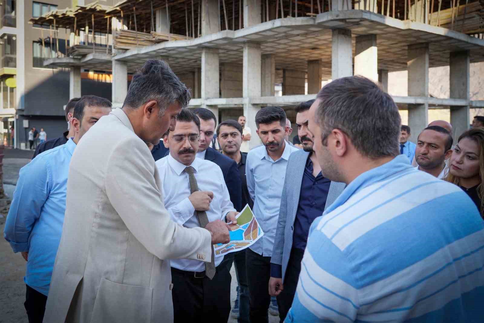 Vali &Ccedil;elik, hastanenin acil giriş yolunu inceledi
