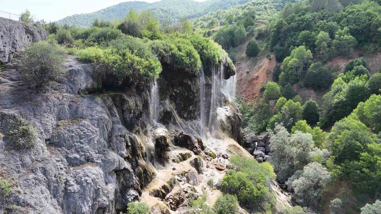 Bozkırın ortasında vaha, sıcaktan bulananlar oraya akın ediyor
