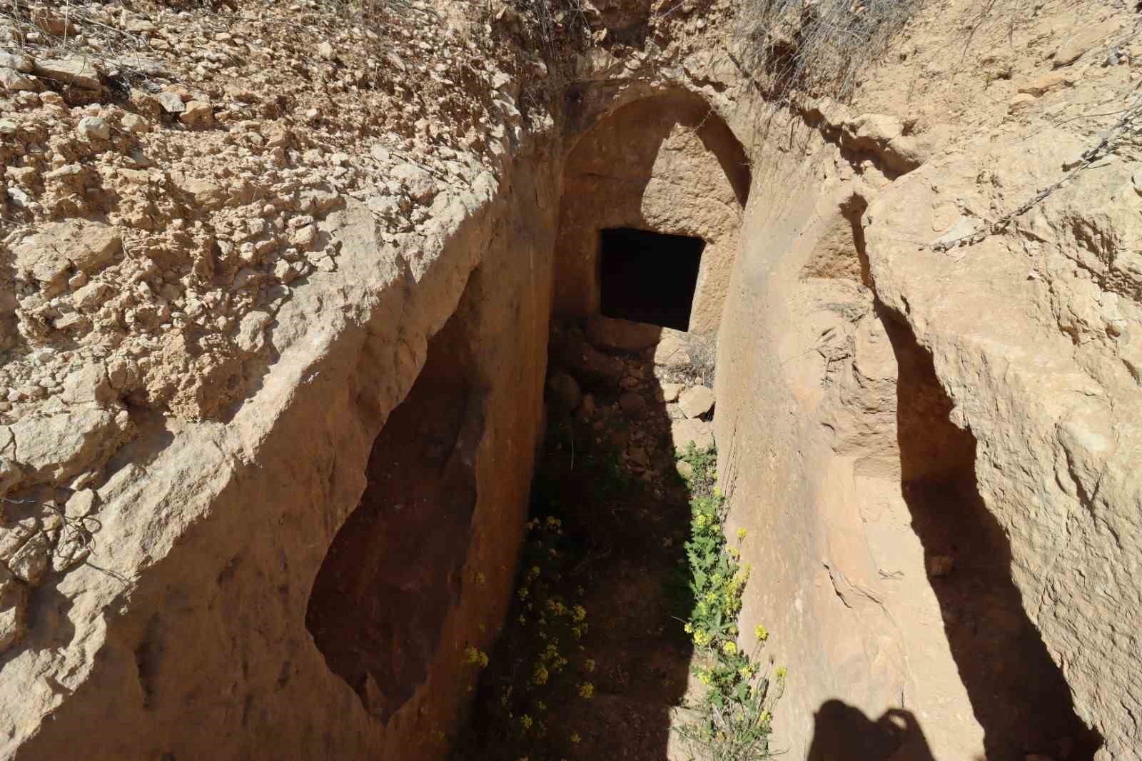 Şanlıurfa&rsquo;da bulunan kaya mezarı kayıt altına alındı
