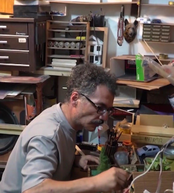 Atıl tahtaları maketten eserlere dönüştürüyor