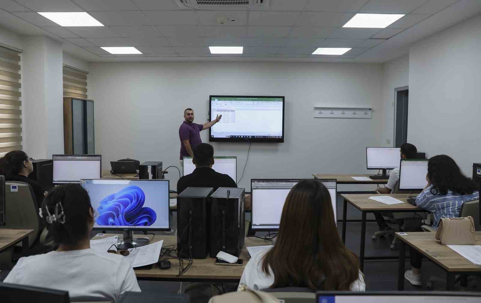 Mersin B&uuml;y&uuml;kşehir Belediyesinden &uuml;cretsiz ofis programları eğitimi desteği
