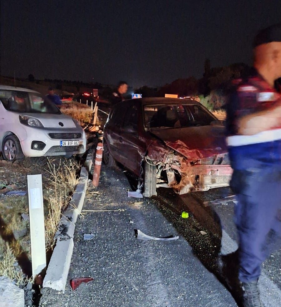 Adıyaman&rsquo;da iki otomobil &ccedil;arpıştı: 2 yaralı
