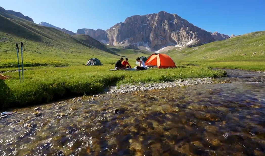 Hava sıcaklığı 40 dereceyi bulunca Erzincanlılar 3200 rakımlı dağlarda serinliyor
