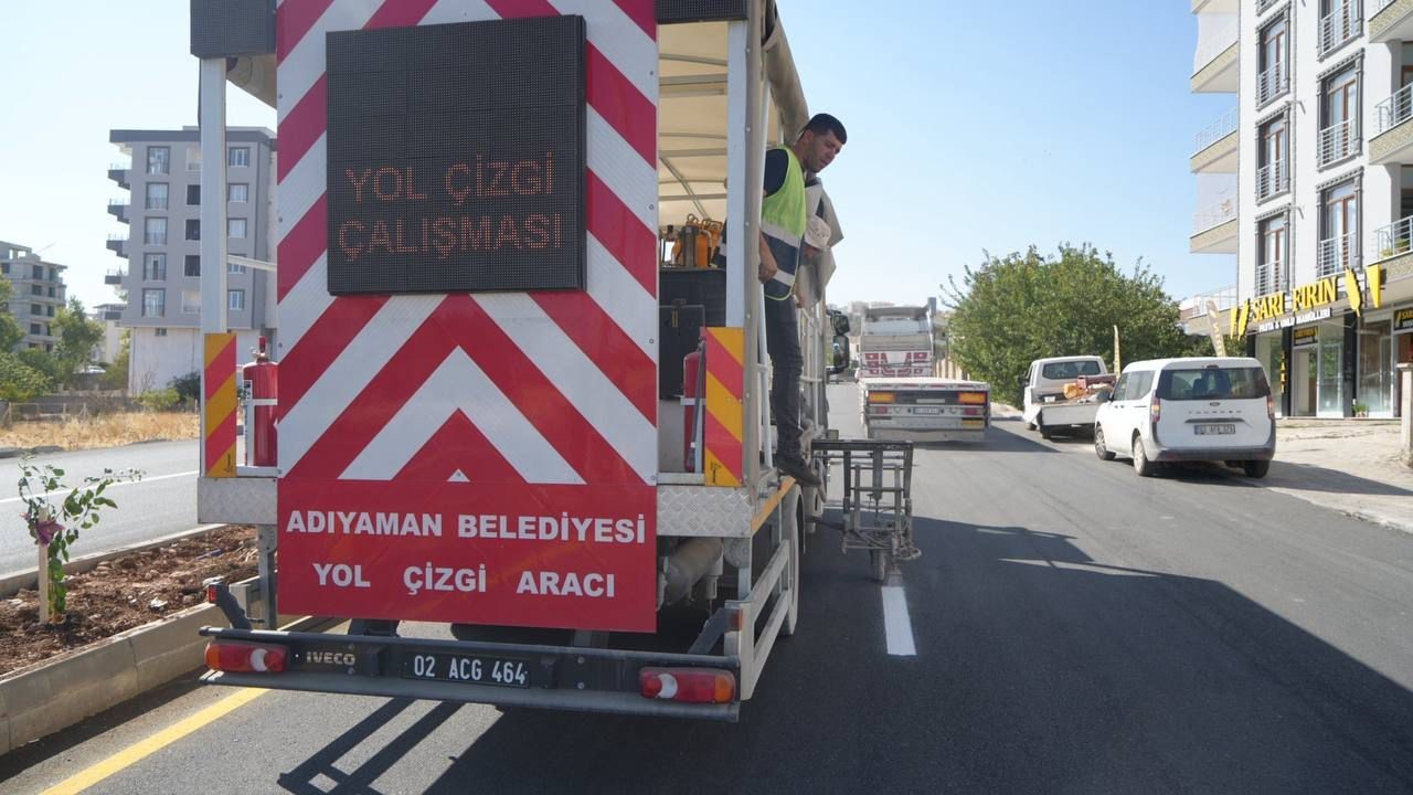 &Ccedil;evre yolunda yol &ccedil;izgi ve tabela d&uuml;zenlemesi
