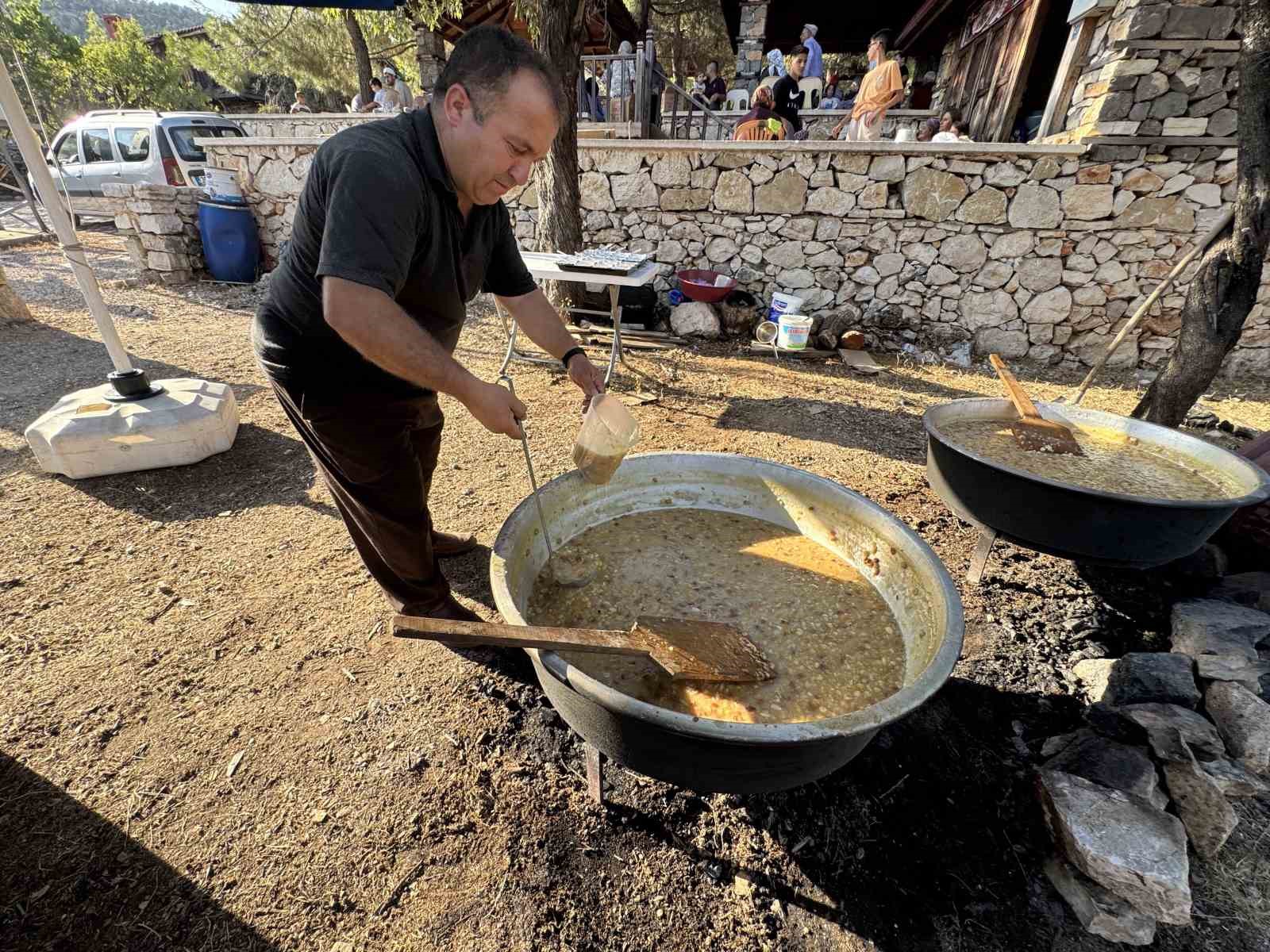 Tarihi Sarıhacılar’da bin kişilik aşure ikramı