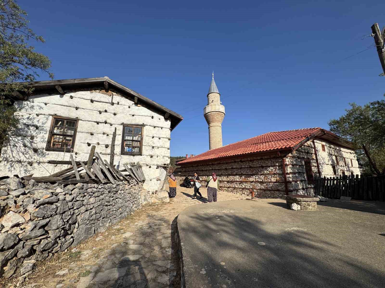 Tarihi Sarıhacılar&rsquo;da bin kişilik aşure ikramı
