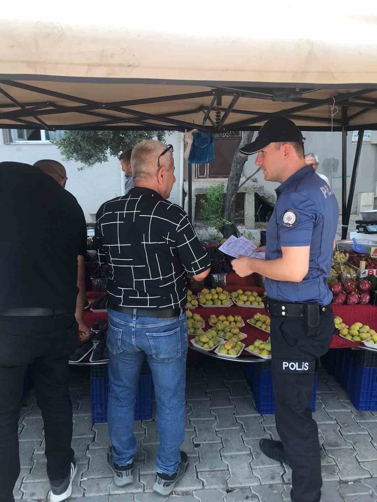 Karacabey&rsquo;de polis dolandırıcılığa karşı broş&uuml;r dağıttı
