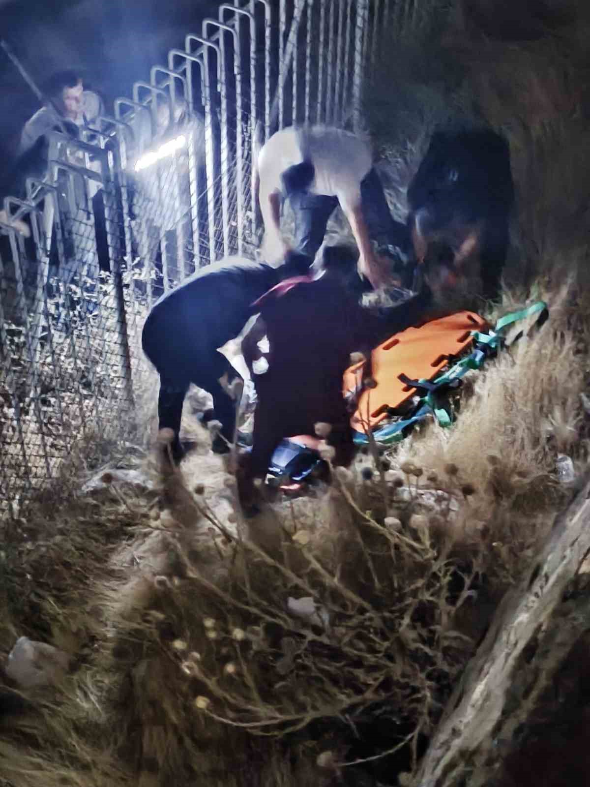 Elazığ&rsquo;da istinat duvarından d&uuml;şen kişi ağır yaralandı
