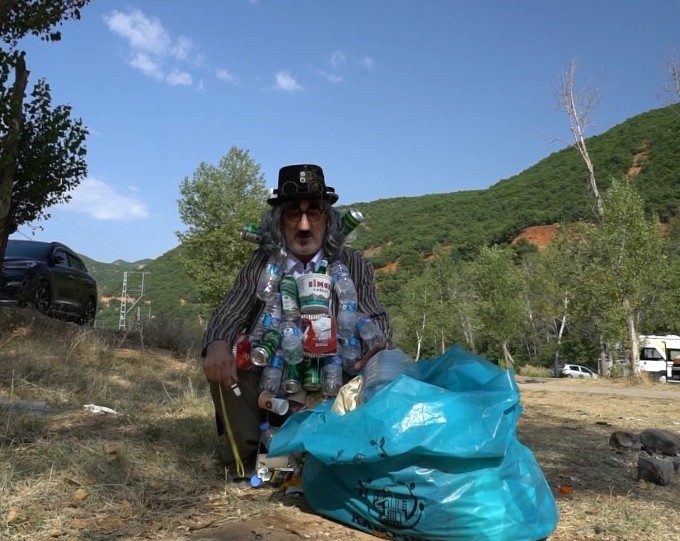 Çevre temizliğine dikkat çekmek için tiyatro performansı sergiledi