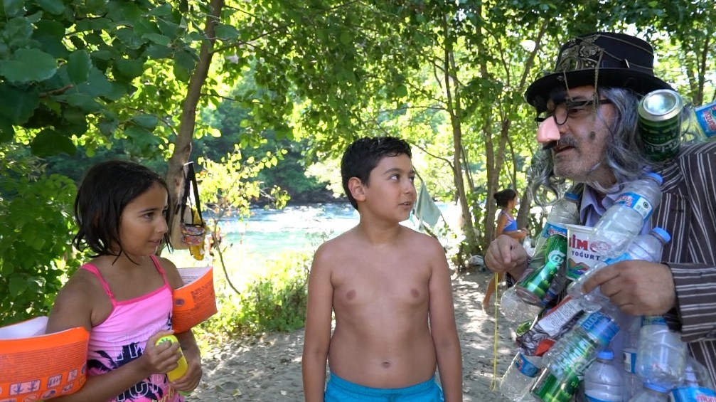 &Ccedil;evre temizliğine dikkat &ccedil;ekmek i&ccedil;in tiyatro performansı sergiledi
