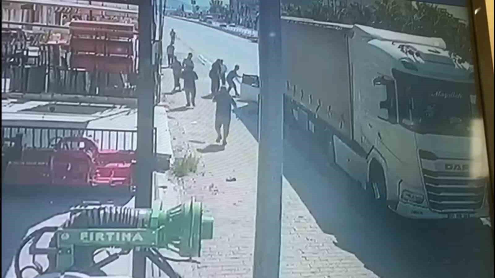 Otomobil, park halindeki tıra &ccedil;arptı: 4 yaralı
