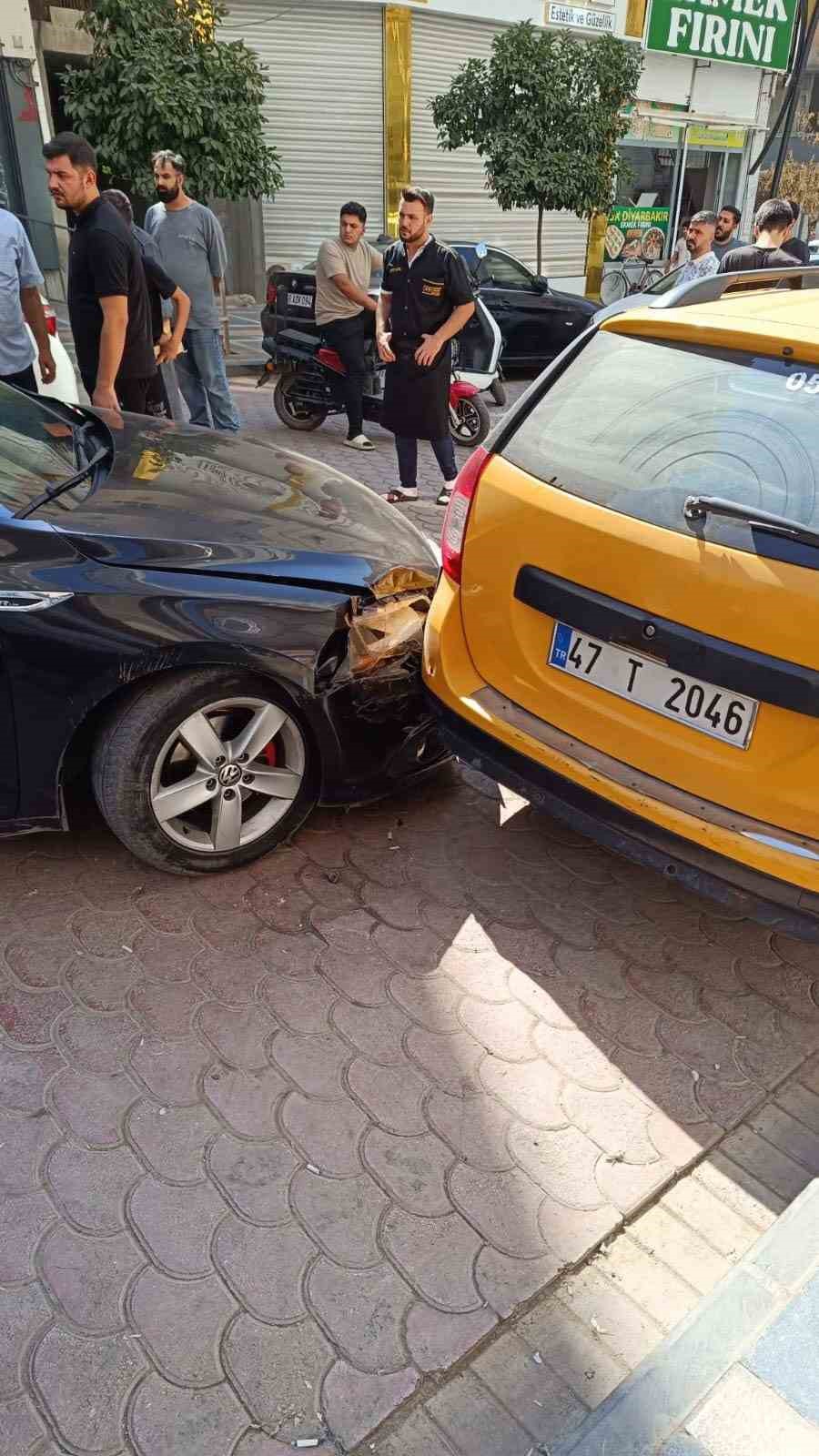 Mardin&rsquo;de maddi hasarlı zincirleme kaza
