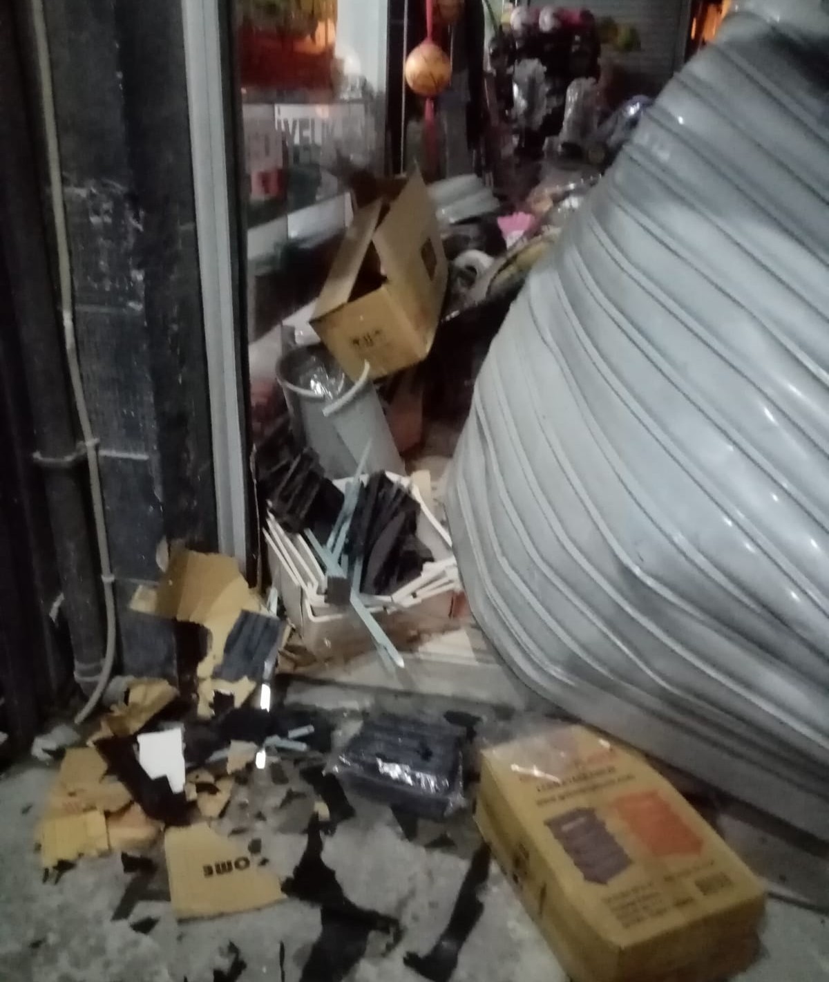 Ara&ccedil; işyerine daldı: 2 yaralı
