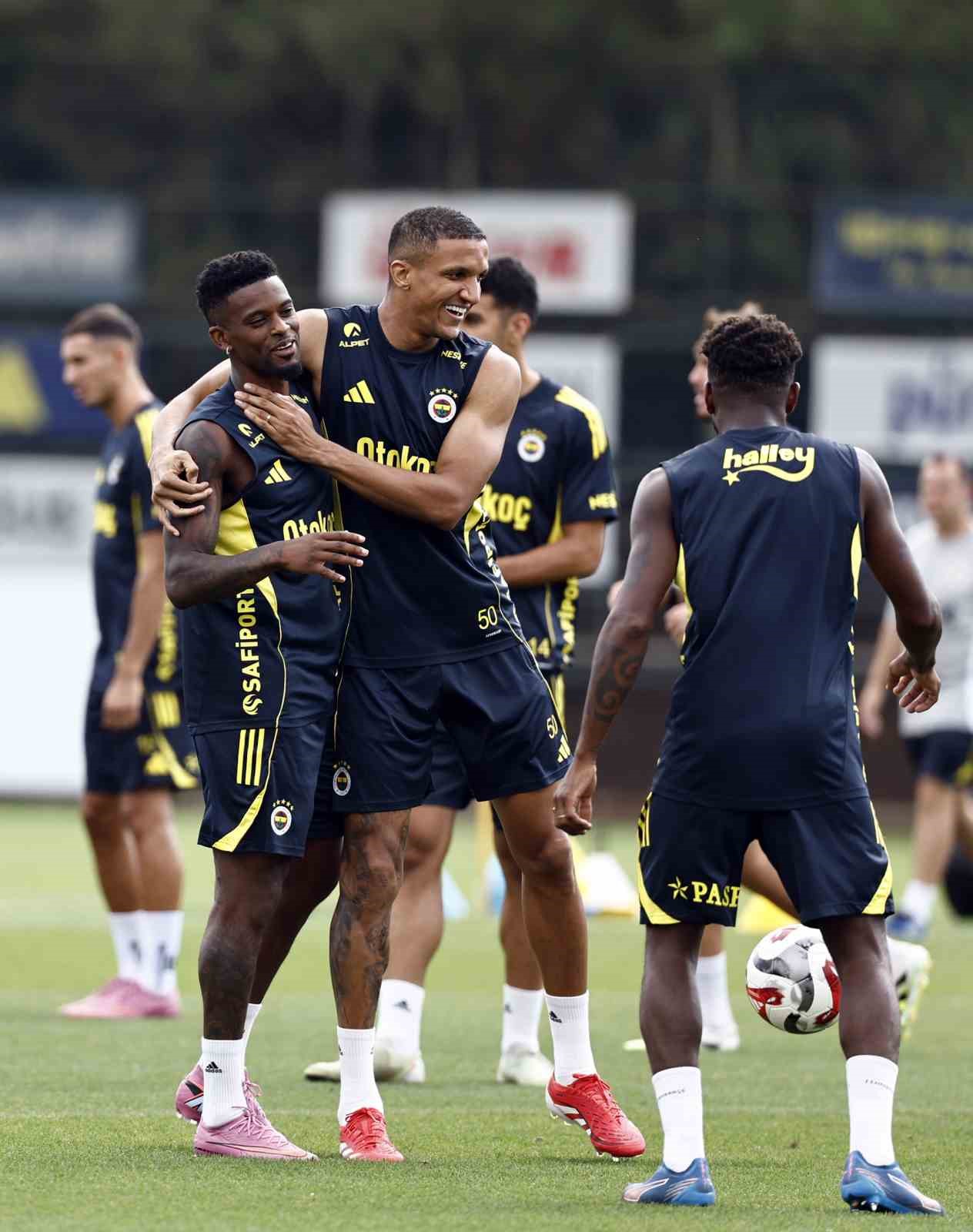 Fenerbah&ccedil;e, Feyenoord ma&ccedil;ı hazırlıklarını s&uuml;rd&uuml;rd&uuml;
